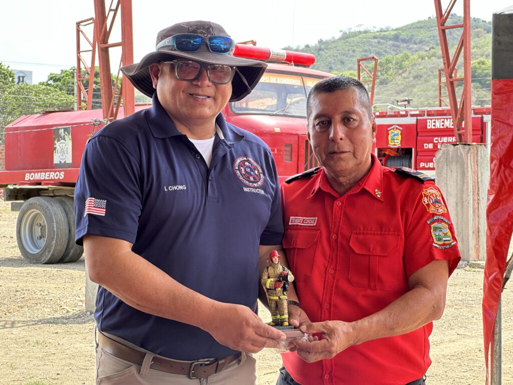 Comandante Iván Chong recibiendo un presente de parte del Teniente Coronel Julio Cesar Lucas Lucas.